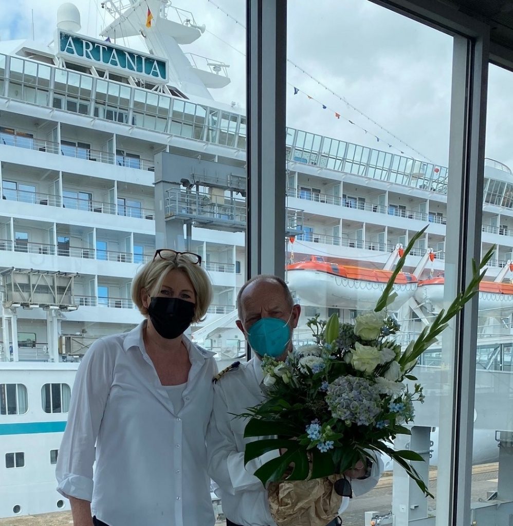 After the long break due to Corona the Columbus Cruise Center Bremerhaven (CCCB) welcomes the first cruise vessel of the 2021 season - Karen Reincke (CCCB) und Morten Hansen (Captain ms Artania) (July 2021)